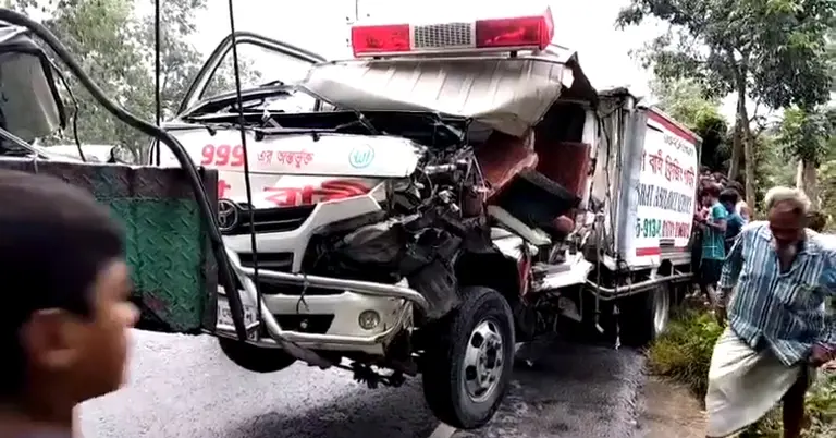 দুর্ঘটনায় দুমড়ে মুচড়ে যাওয়া অ্যাম্বুলেন্স